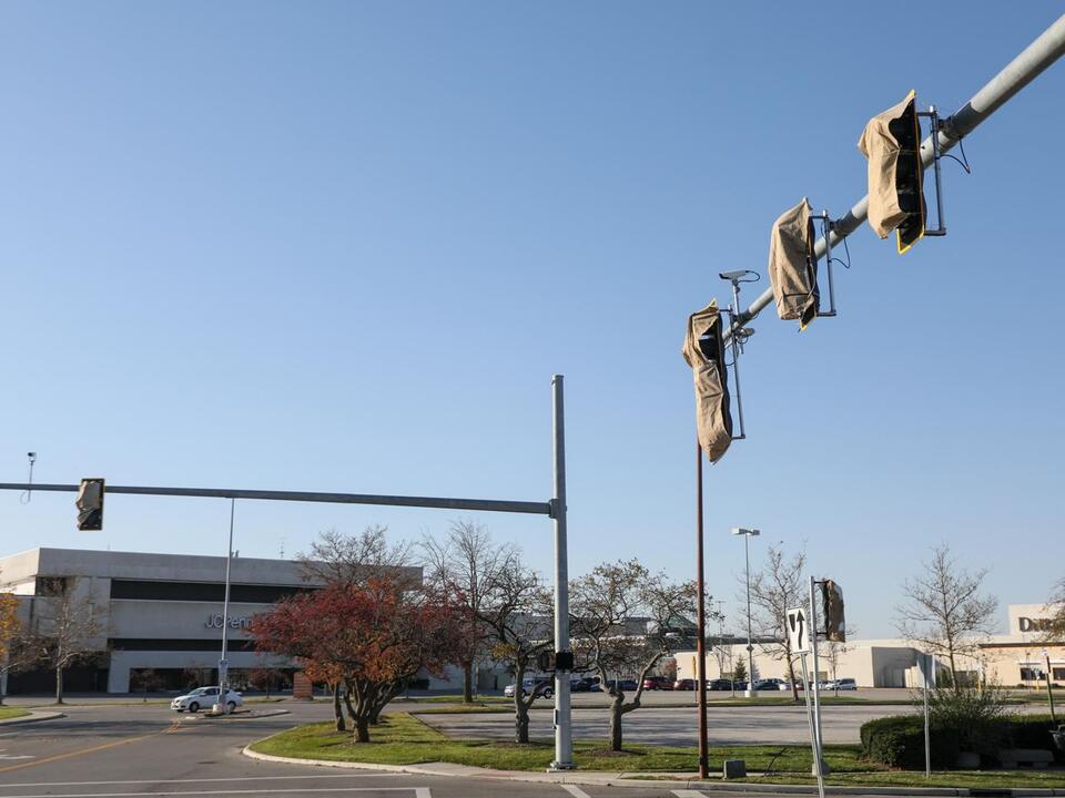 Mall stoplight outage only temporary, city says