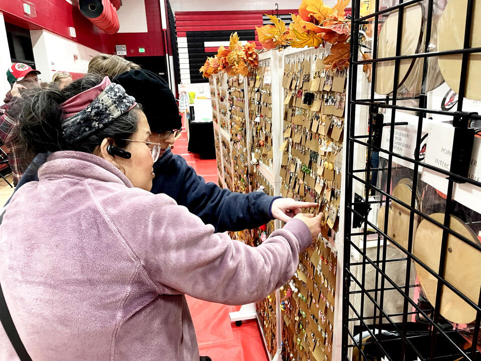 Elk Pride Craft Bazaar attracts early holiday shoppers to raise money ...