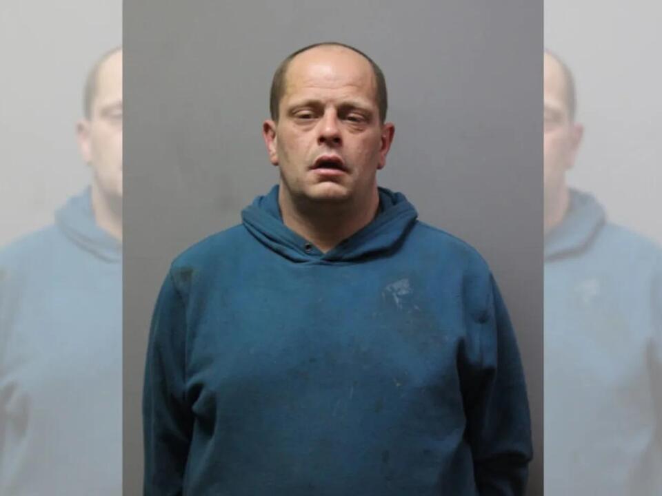 Man Assaults Pair, Holds 1 Hostage In Hicksville Police