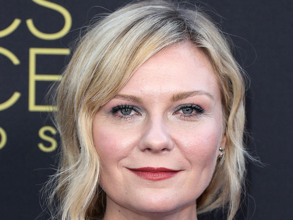 A Resurfaced Interview Of Kirsten Dunst Talking About Kissing Brad Pitt