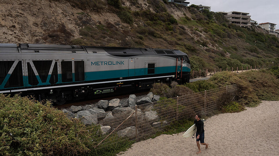 Metrolink to suspend service near San Clemente amid high tides - NewsBreak