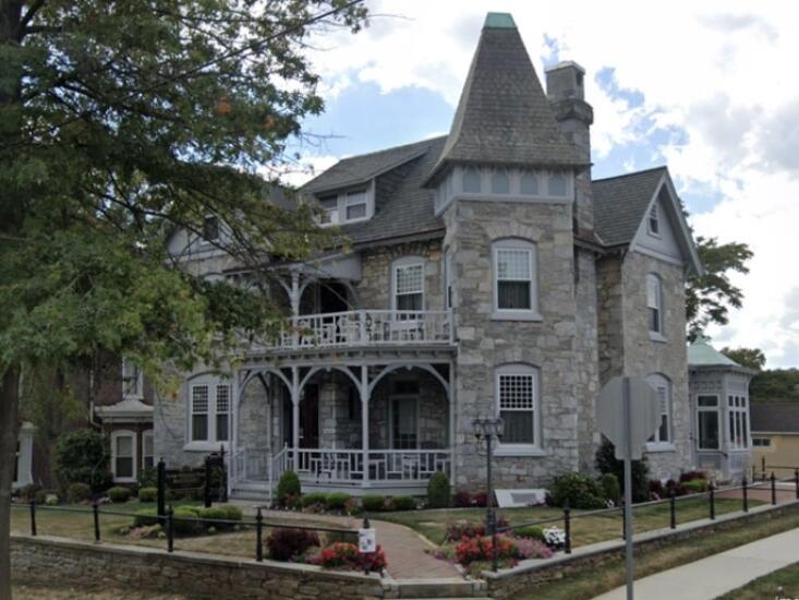 Washington Wood Bed & Breakfast, a 142YearOld Victorian Hits