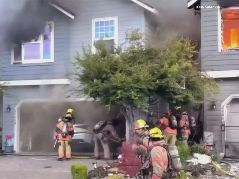 Small plane crashes into townhomes in Oregon