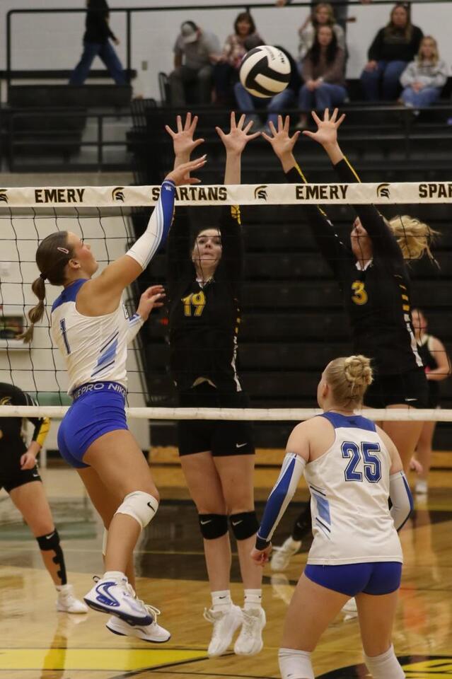 Carbon Dinos defeat Emery Spartans in five-set rivalry match