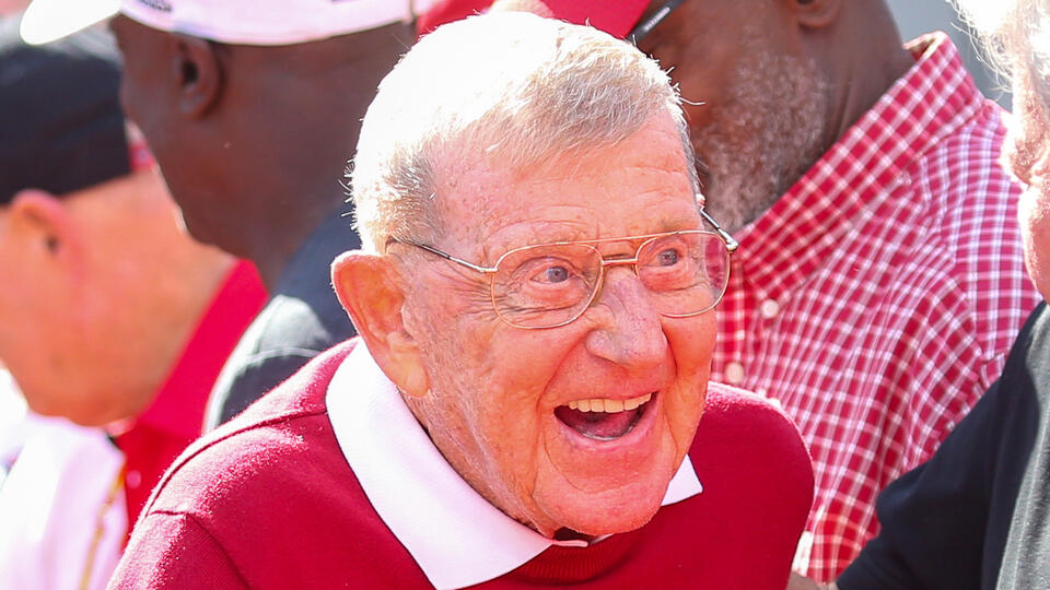 Notre Dame and Arkansas legend Lou Holtz enters hospice care in gutwrenching health update - NewsBreak