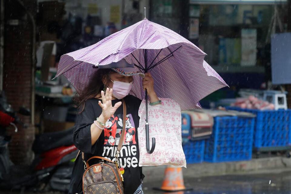 Typhoon Champi kills 1 and injures 350 in Taiwan overnight as storm ...