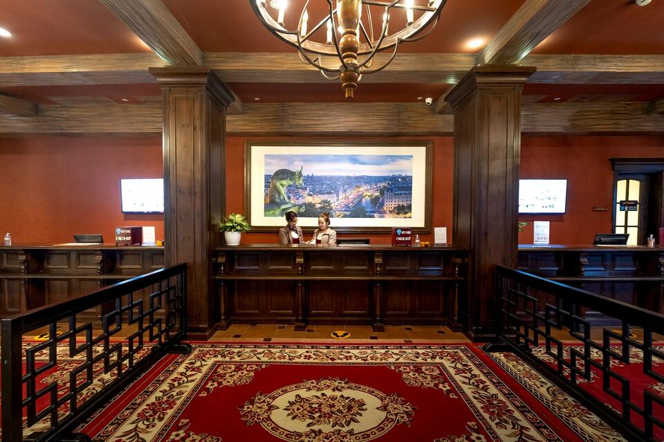 Experienced Travelers Do One Thing Differently at Hotel Check-In That Most People Never Figure Out