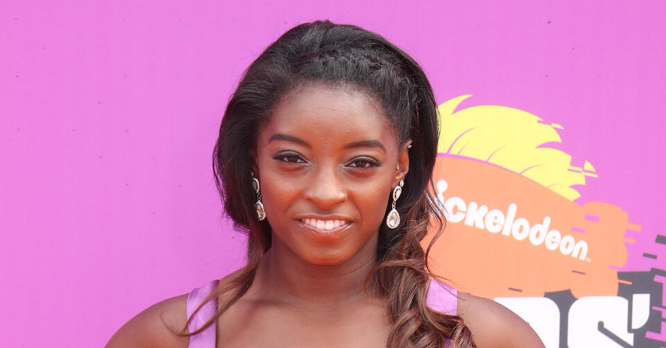 Simone Biles Gives Her Gold Halter Top & Leggings Uniform a Fun Twist in Smiley Face Slippers – NewsBreak