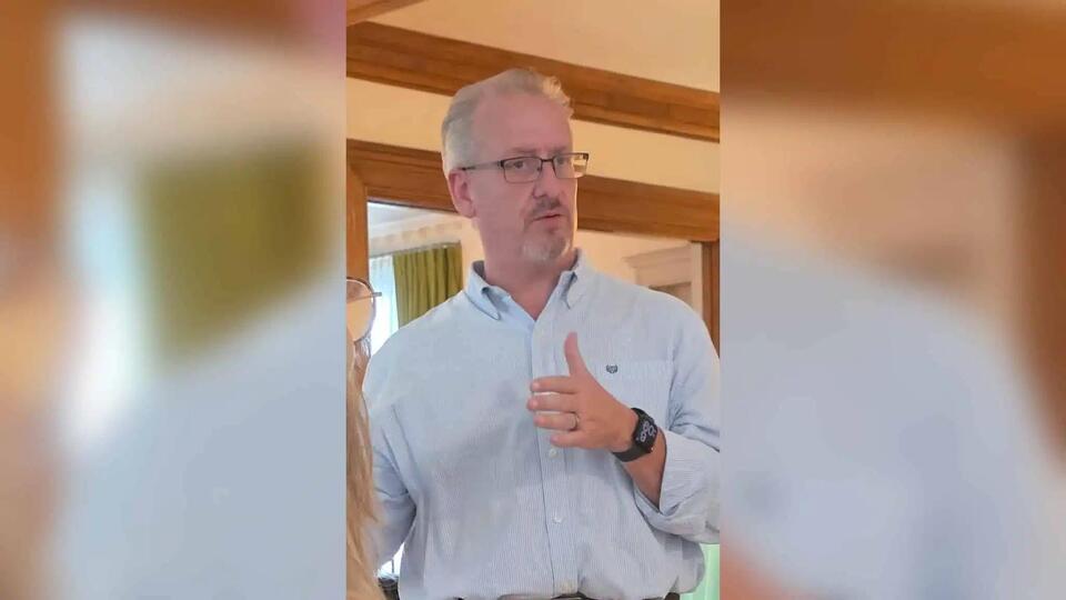 Reeves holds campaign event