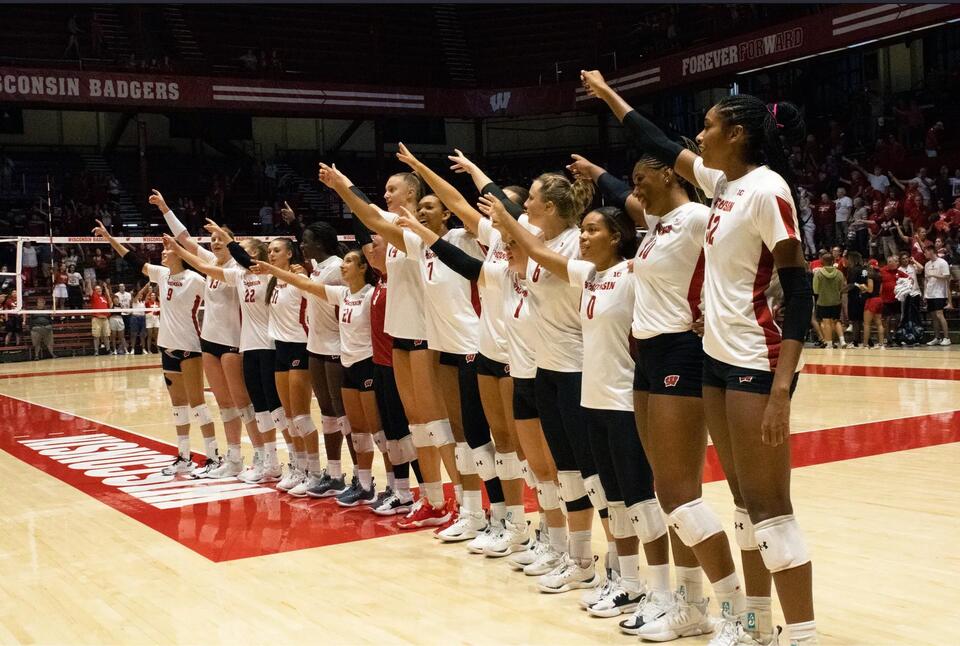 Wisconsin Badgers volleyball hasn’t lost a set in a month, and we need(01)