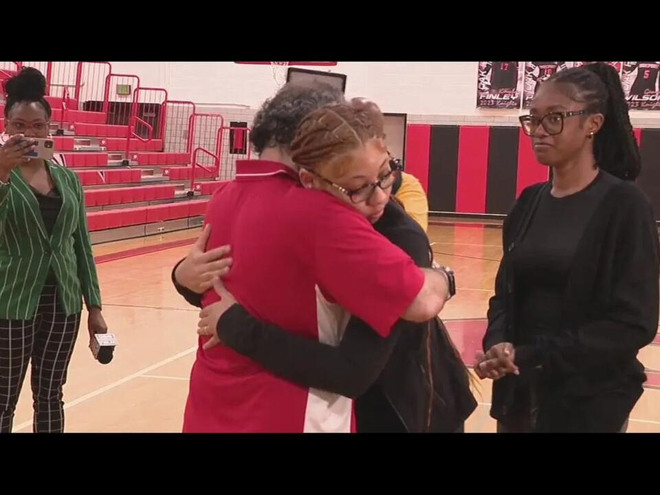 Two students saved their P.E. teacher after he suffered cardiac arrest(01)