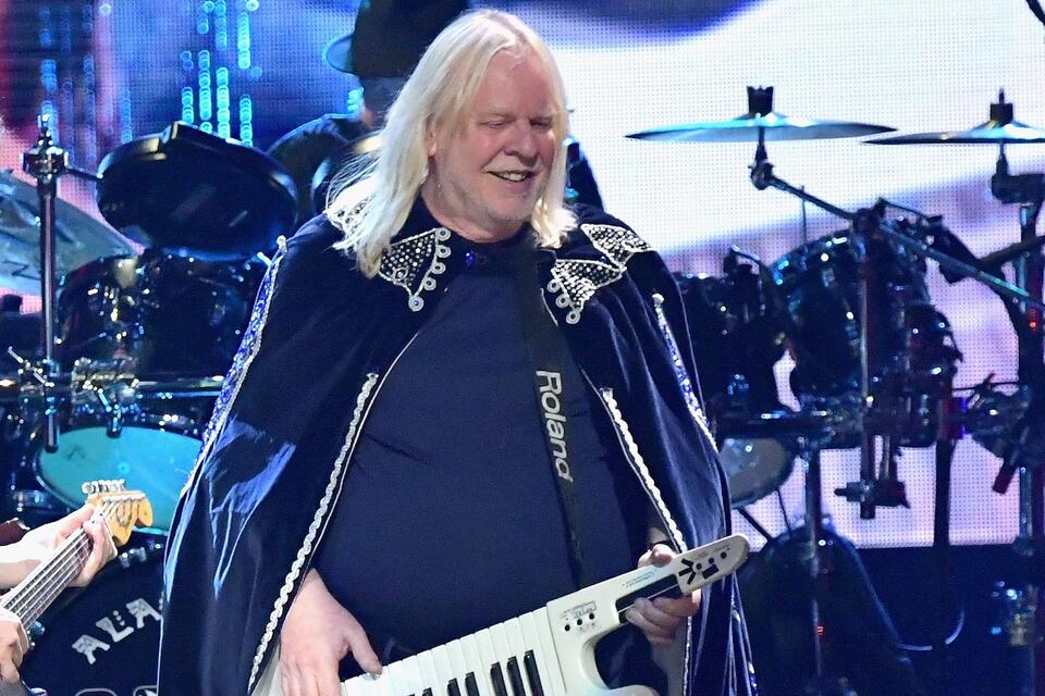 Watch Rick Wakeman Play Piano for Rescued Bears - NewsBreak