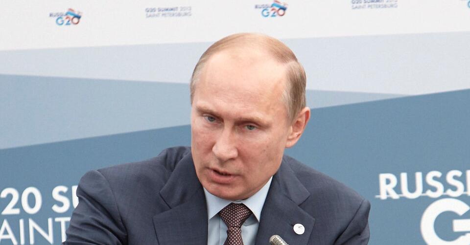 Putin's Statue Shows Up In NYC Central Park And Children Show How They