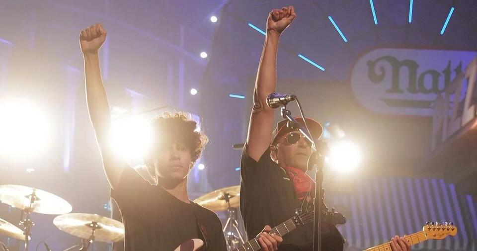 Tom Morello Trades Licks With 15-Year-Old Son Roman On ‘Jimmy Kimmel ...