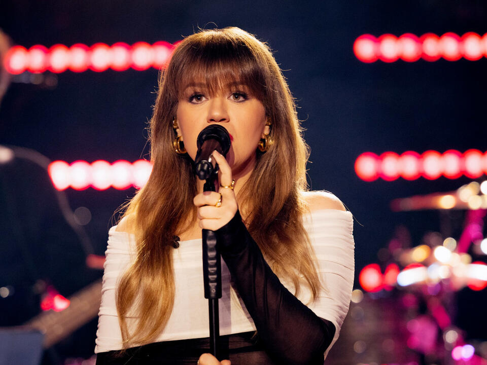 Kelly Clarkson Dazzles With ‘Awesome’ Kellyoke Cover of Miley Cyrus