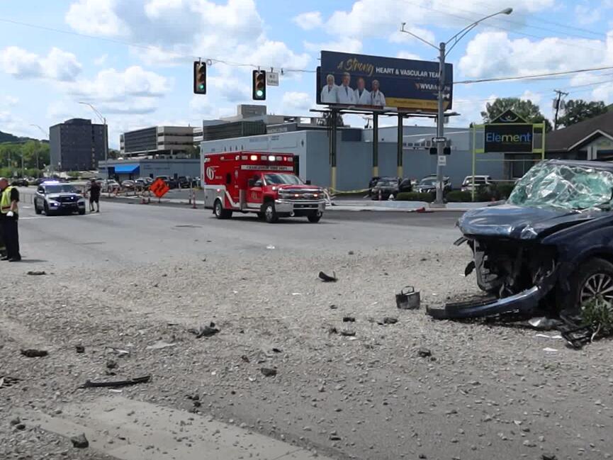 Charleston Police investigate Kanawha City deadly crash