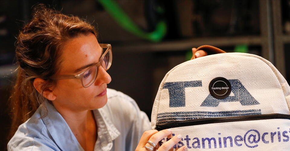 Fracking fashion: Argentine designers turns shale sand bags into handbags – NewsBreak