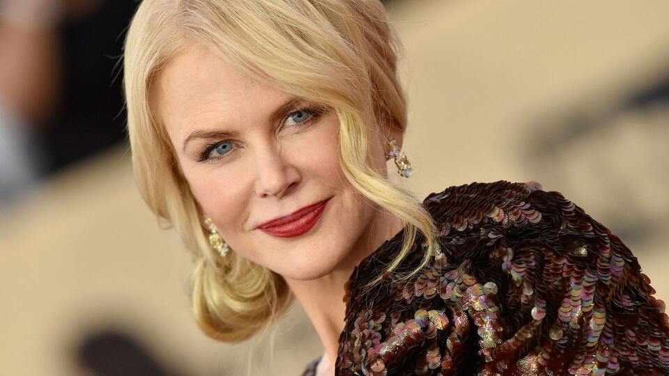 Nicole Kidman brightens her living room with a 'dated' color ...