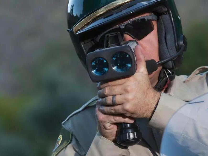 True or False It’s Illegal to Flash Your Lights to Warn Drivers of Police Speed Trap