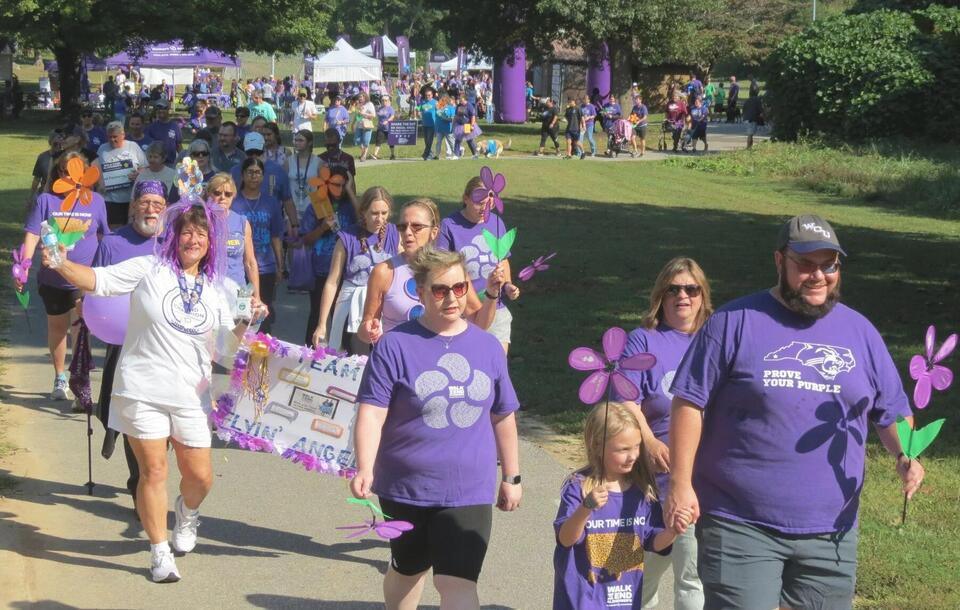 Hundreds unite for Alzheimer's fight - NewsBreak