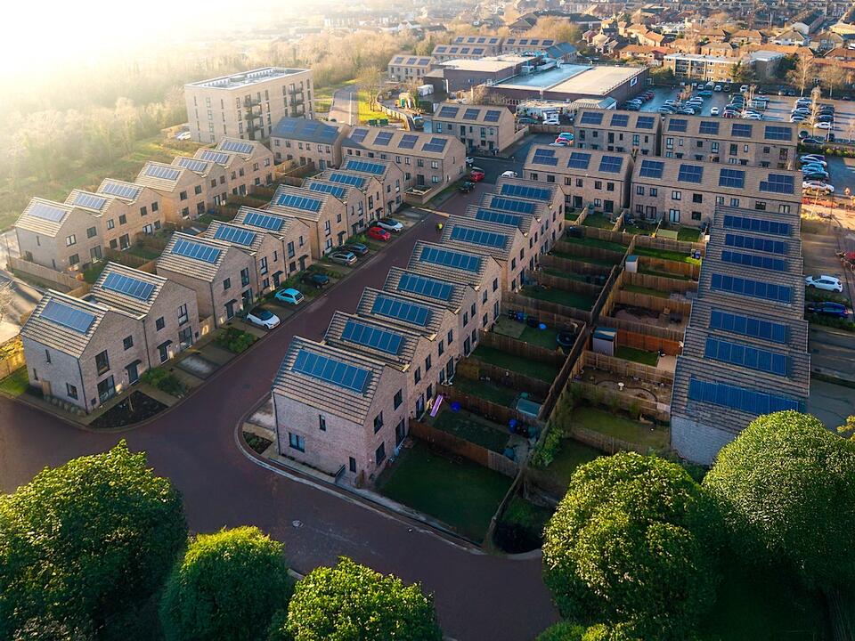 Solar Power in UK Surges 42% With Sunniest Spring on Record: Analysis ...