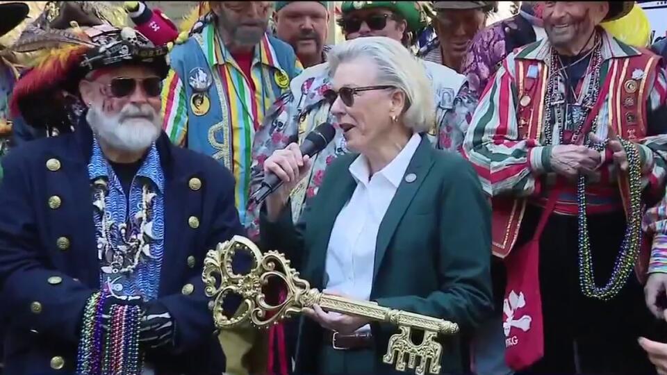 Gasparilla Pirates Storm Tampa City Hall Newsbreak