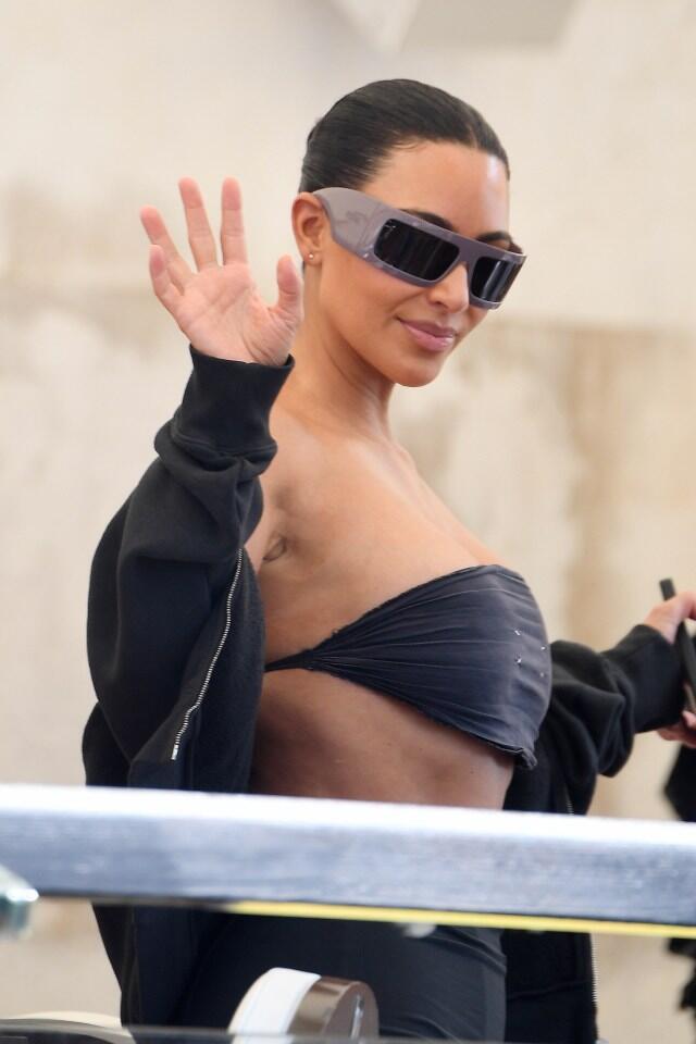 Kim Kardashian fans 'terrified' over her bizarre 'pitgina' as she waves in  new photo from Venice trip - NewsBreak
