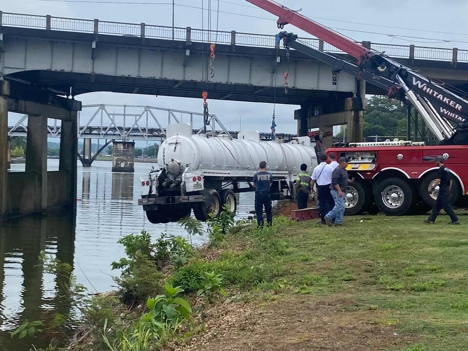 Tanker truck driver safe after crashing into Coosa River in Gadsden ...