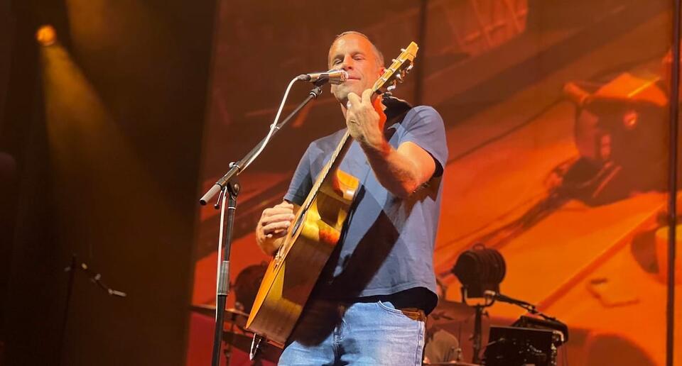 Jack Johnson brings chill surf vibes despite over-capacity crowd at Fiddler’s Green