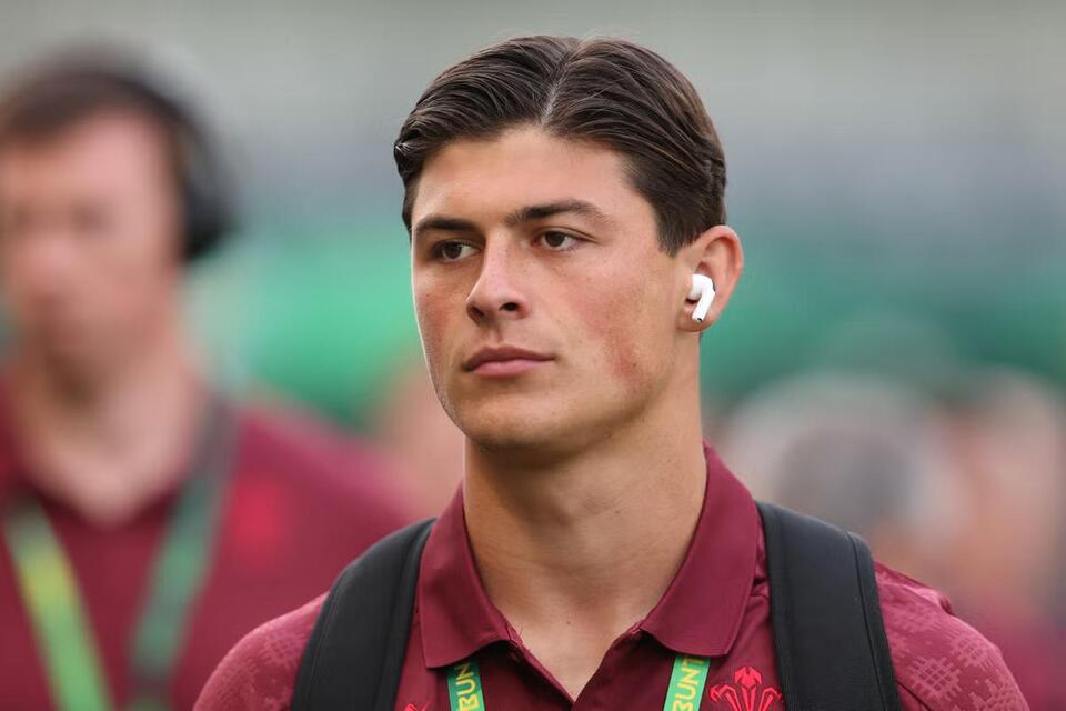 Louis Rees-Zammit calls for ban on artificial pitches: ‘Someone do ...