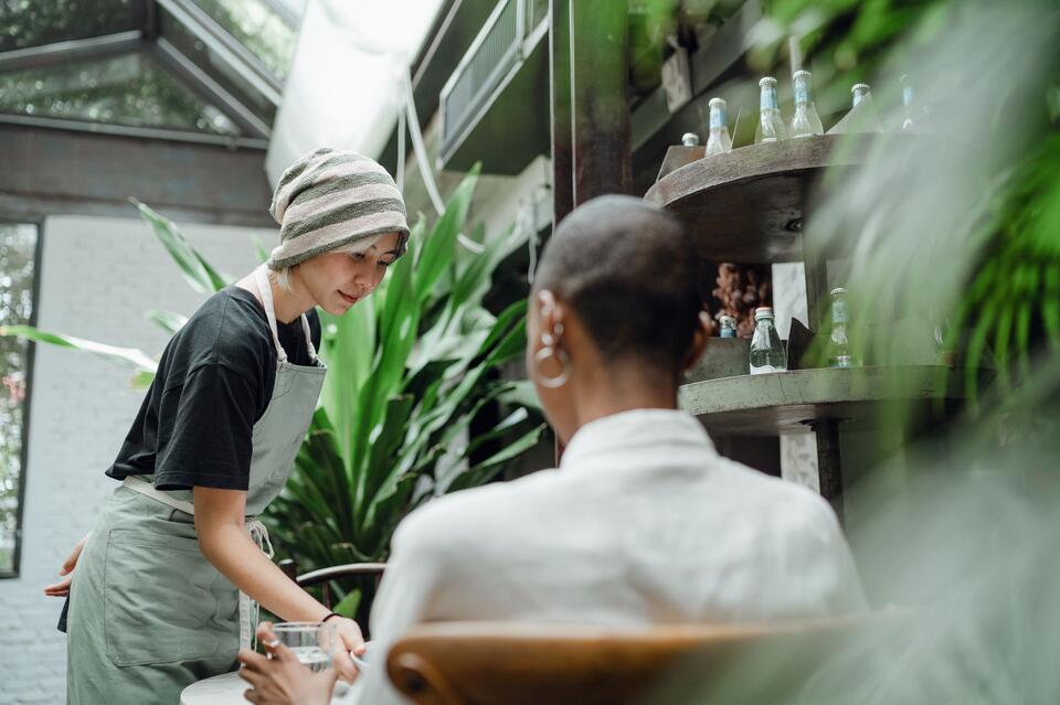11 Things Servers Wish Diners Would Stop Doing - NewsBreak