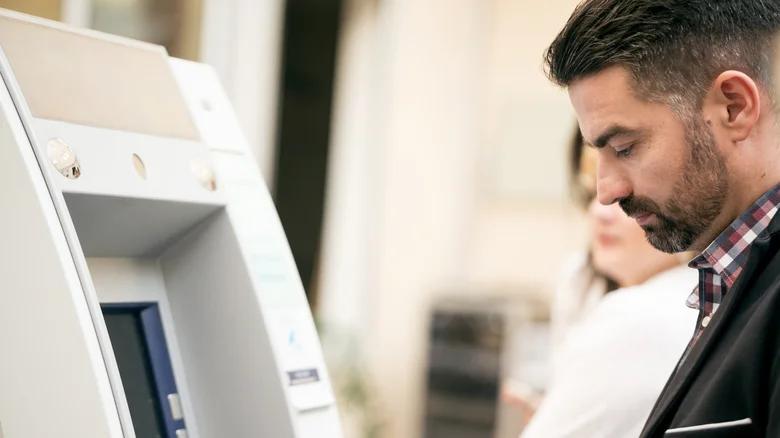 How To Avoid The Popular 'Shoulder Surfing' Scam While Traveling ...