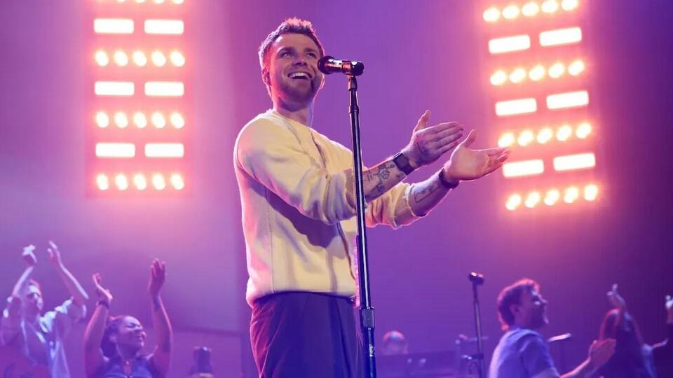 Massive YouTuber-Turned-Pop Star Suffers Brutal Fall at Recent Concert ...