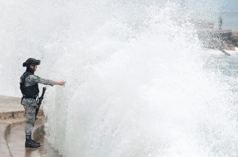 Hurricane Simon lashes Mexico's Pacific coast, threatens landfall ...