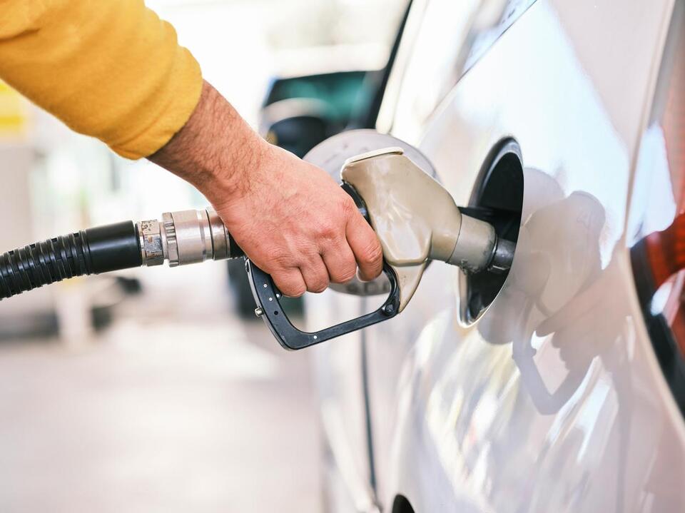 Study Reveals Cheapest Day to Fill Up in Illinois - NewsBreak