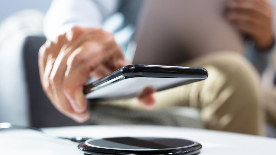Wired Vs. Wireless Charging: Which Is Better For Battery Health ...