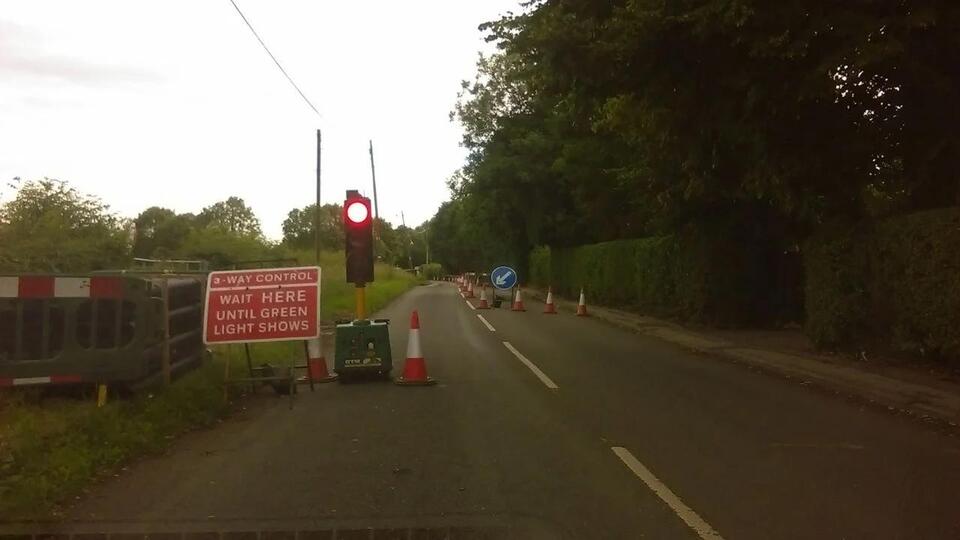 This Is What UK Drivers Have To Do if Temporary Traffic Lights Don't ...