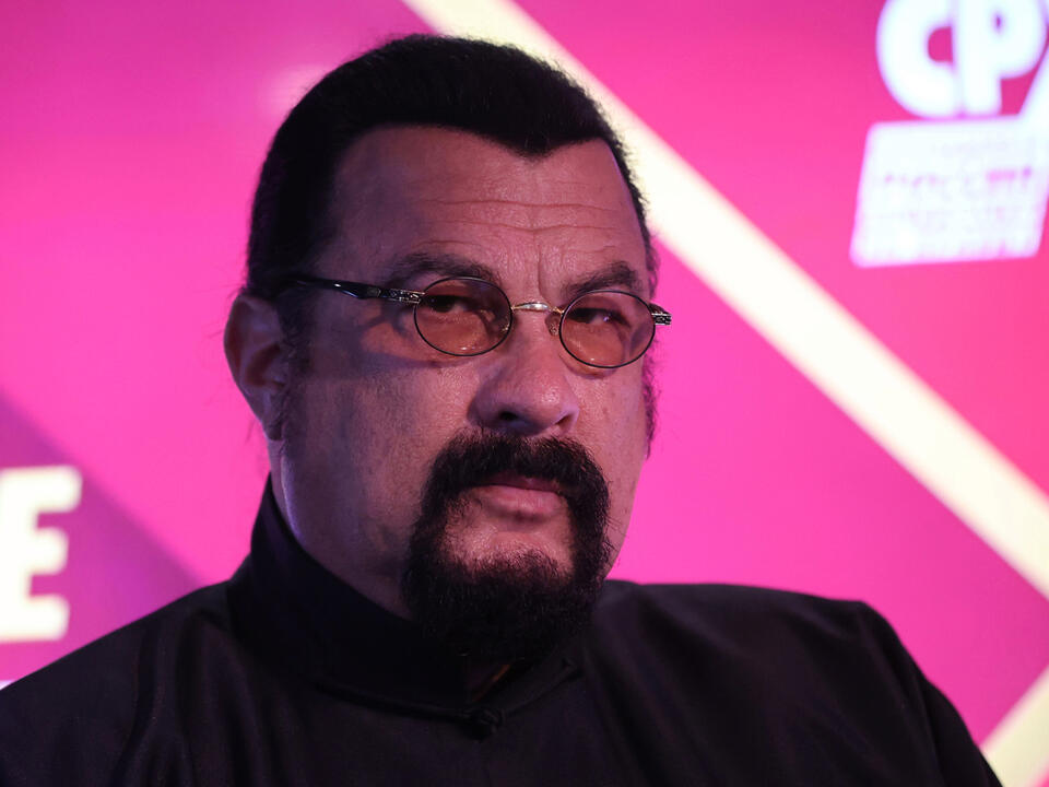 Where does Steven Seagal live?