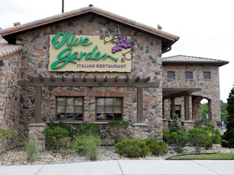 What time does Olive Garden open and close on Veterans Day 2024