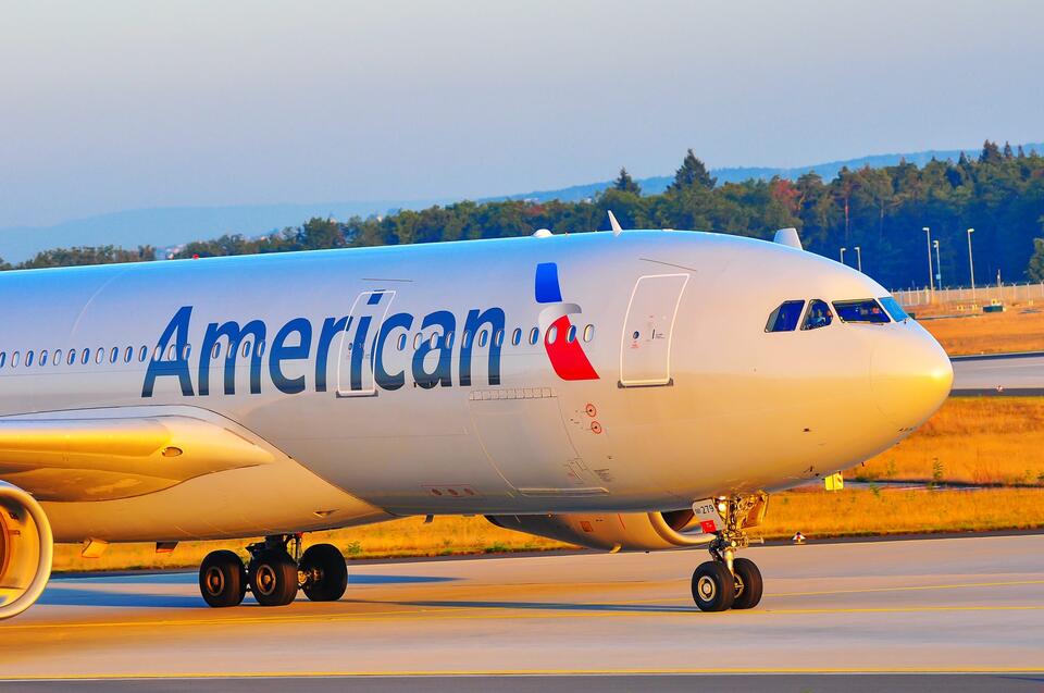 American Airlines flight sparks panic after a mysterious tire blowout ...