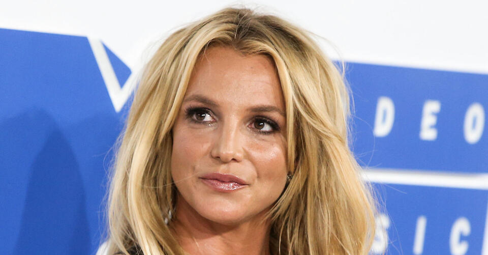 Britney Spears Works Up a Sweat in Hot Pink Shorts, Frilly Crop Top & Sneakers – NewsBreak