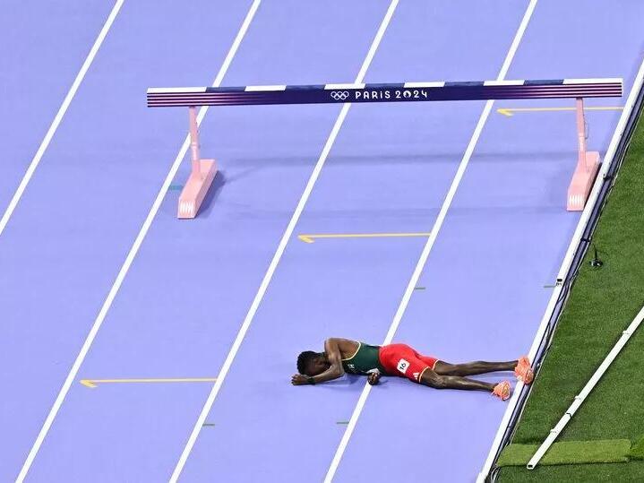 Lamecha Girma suffers horror fall in Steeplechase as Olympic star(02)