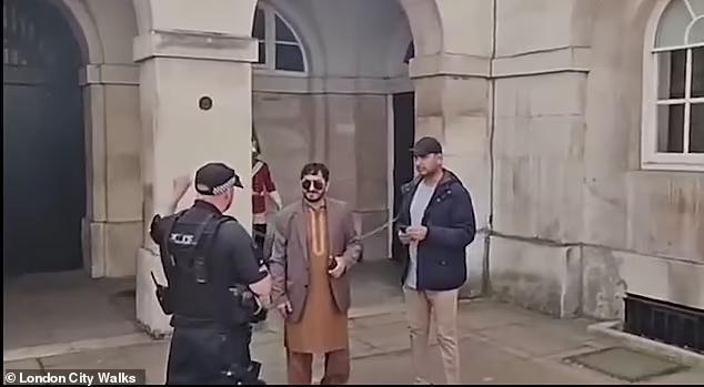 Revealed: How 'idiot' tourists harass the King's Guard - by mocking ...