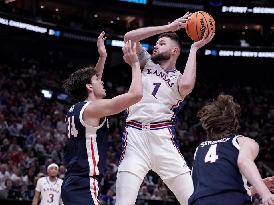 Hunter Dickinson returning to Kansas for final season