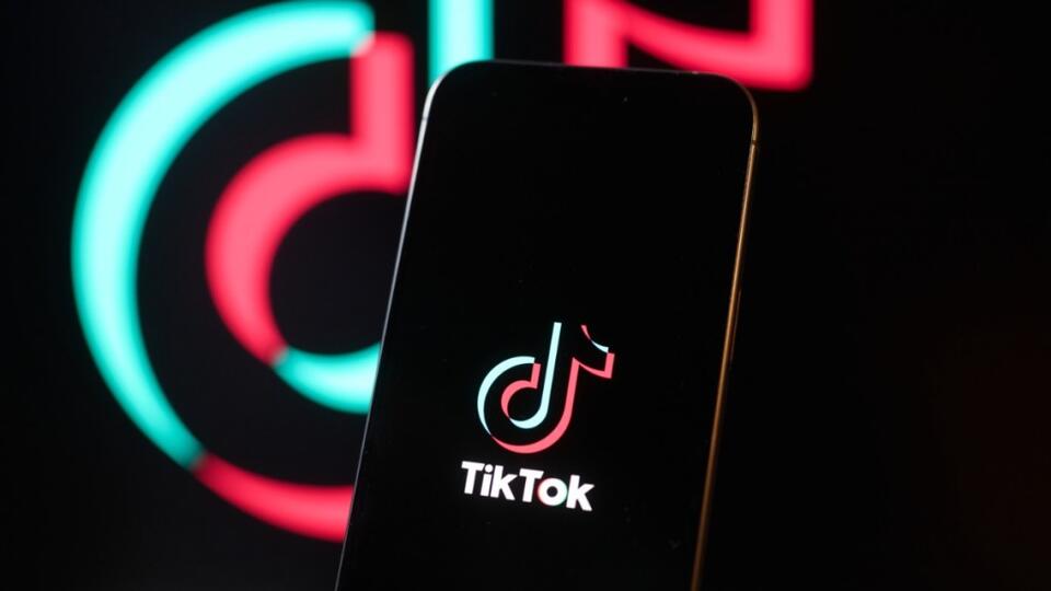 What Is ‘Mogging’ On TikTok? Meaning Explained - NewsBreak