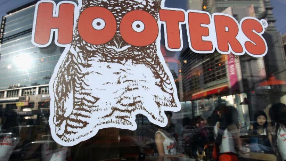 Hooters closes once-popular Chicago location after 35-years - NewsBreak