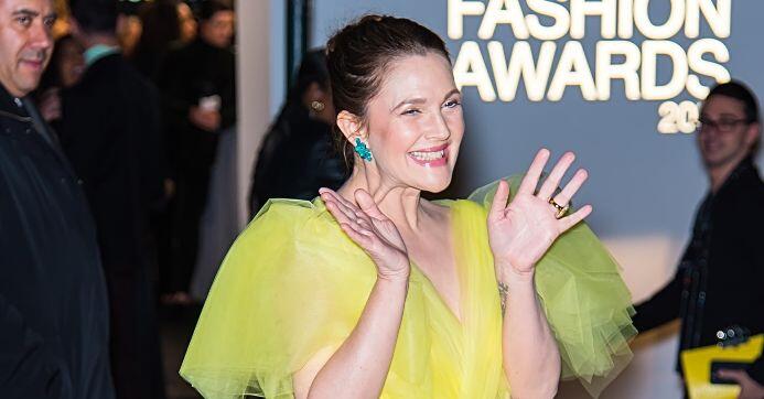 Drew Barrymore’s Style Evolution Includes Some Iconic Y2K Fashion Trends – NewsBreak