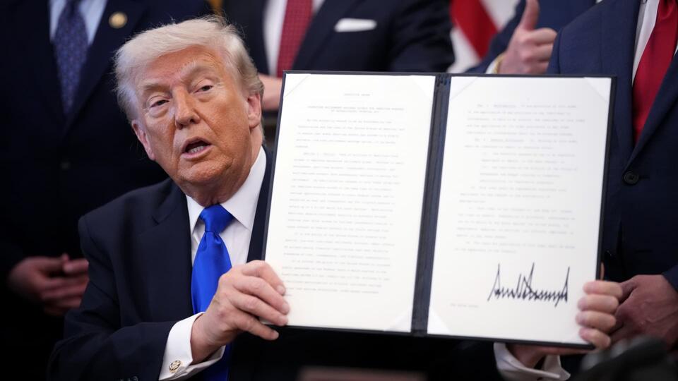 Trump signs executive order expanding retirement account access for workers