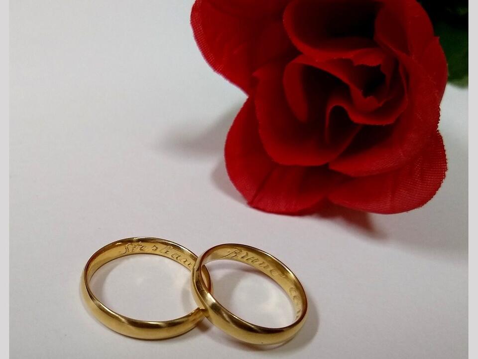 Bride’s 79yearold landlord walks her down the aisle in emotional(02)