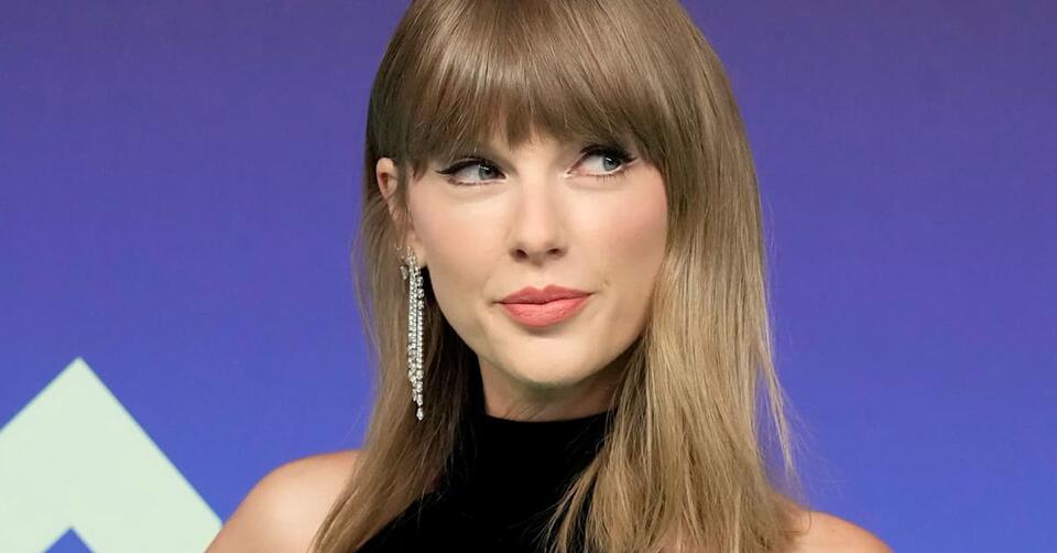 Taylor Swift Appears to Snap at Fan Trying to Film Her at Chiefs Game ...